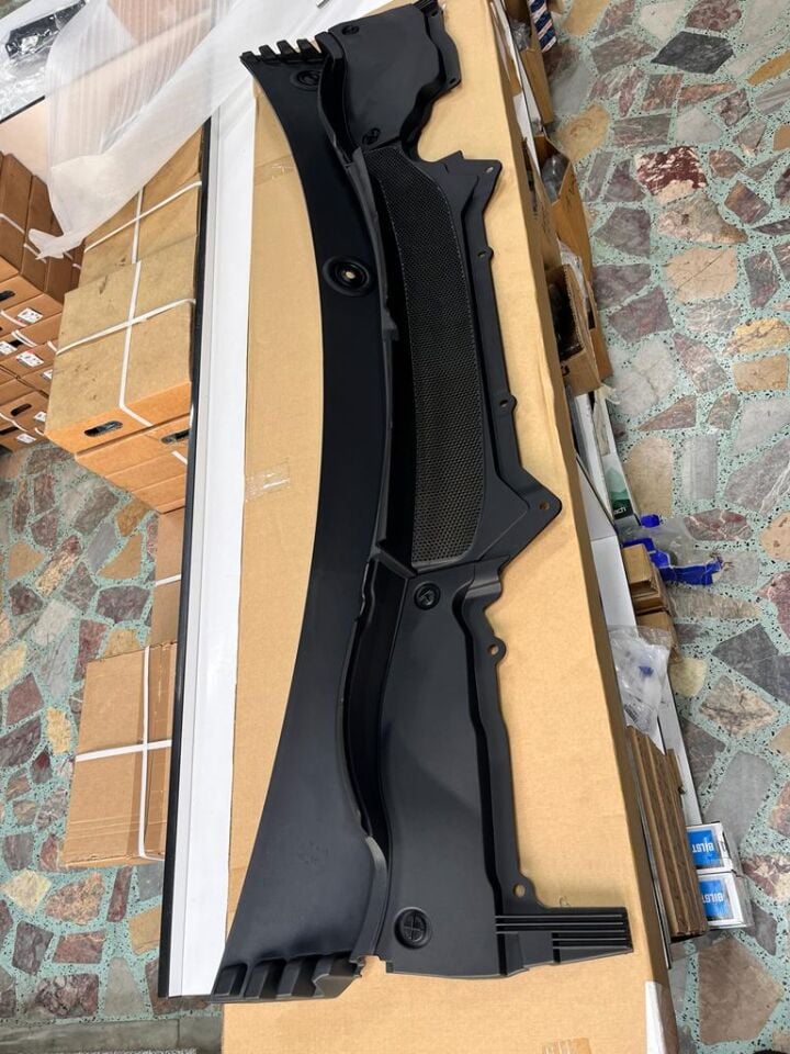 LR117925 - ÖN CAM ALT IZGARA (3.0L/DİSCO/5) - Land Rover