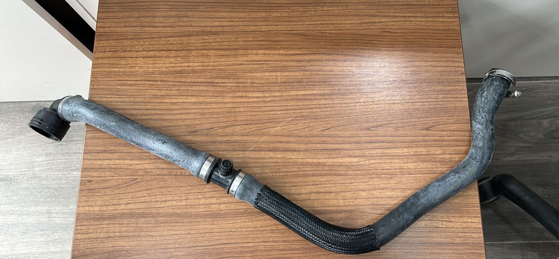 LR094509R - RADYATÖR ÜST HORTUMU 2.0L BNZ (EVOQUE/FREEL.2/DİSC.SPORT) - Rapro