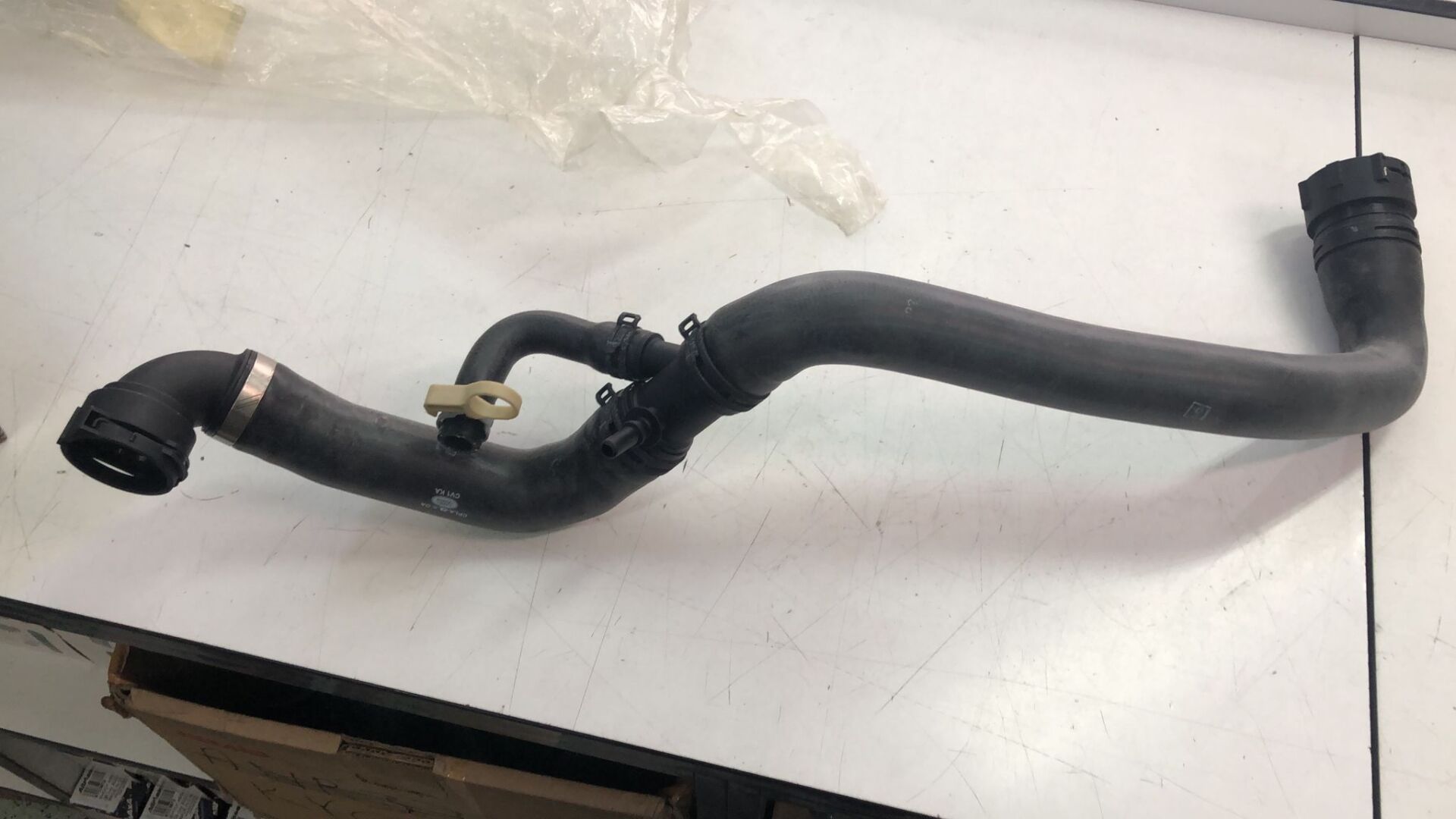 LR034652 - RADYATÖR ALT HORTUMU 4.4L V8 (VOGUE/SPORT) - Land Rover