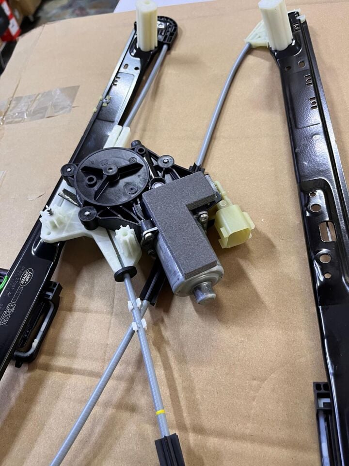 LR153956 - ARKA CAM KRİKOSU SOL (RRS/2015) - Land Rover