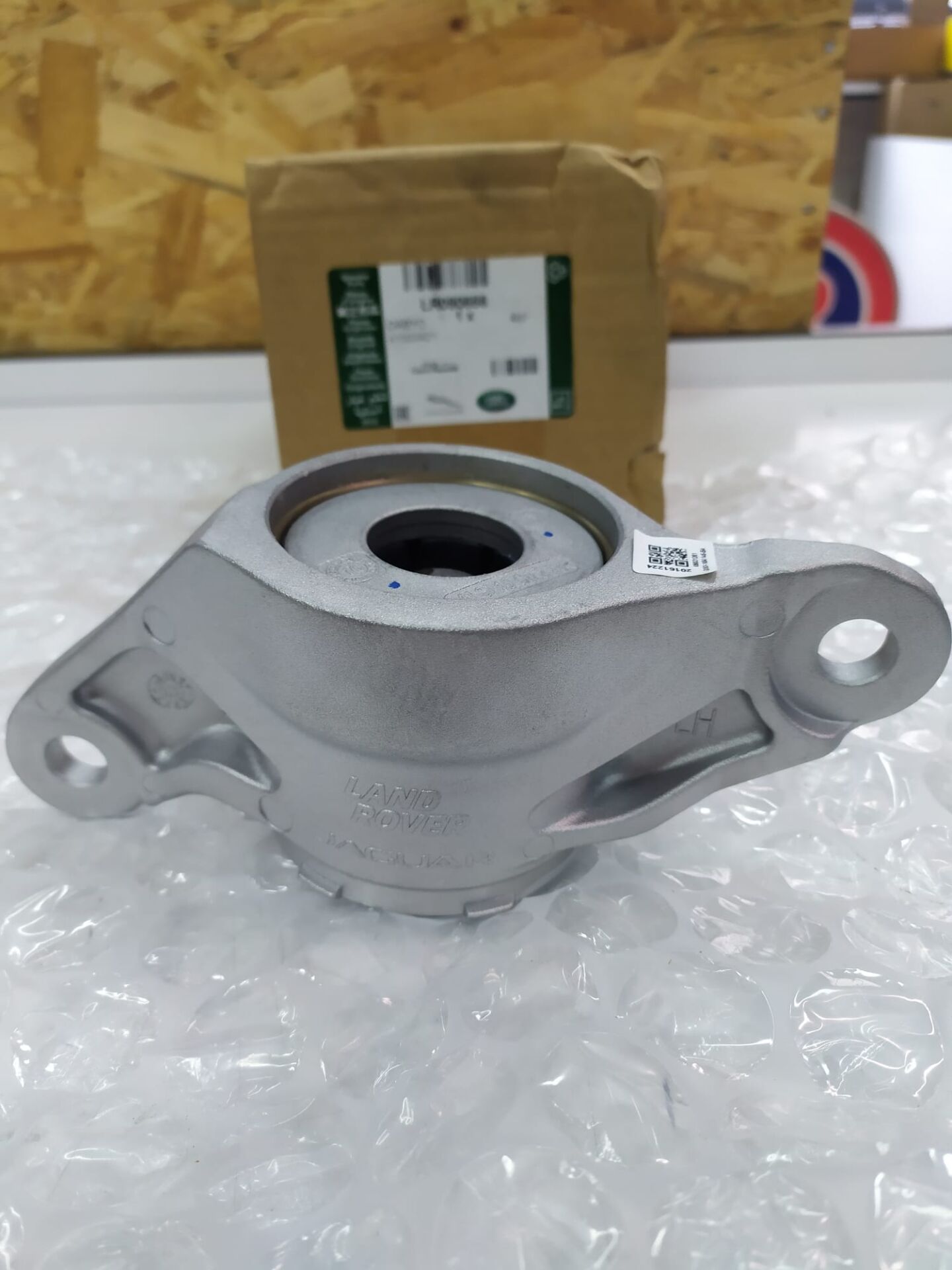 LR090666 - AMORTİSÖR ÜST TAKOZ ARKA SOL(VELAR) - Land Rover