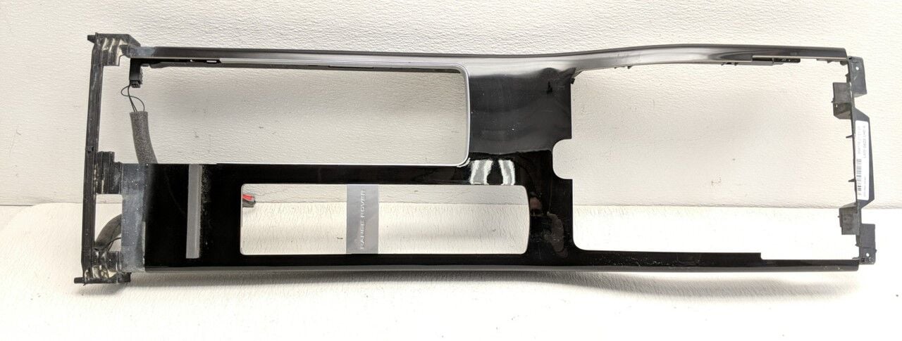 LR076847 - ÖN KONSOL SİYAH VE AHŞAP (3.0L V6/VOGUE) - Land Rover