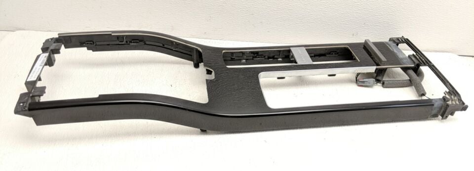 LR076847 - ÖN KONSOL SİYAH VE AHŞAP (3.0L V6/VOGUE) - Land Rover