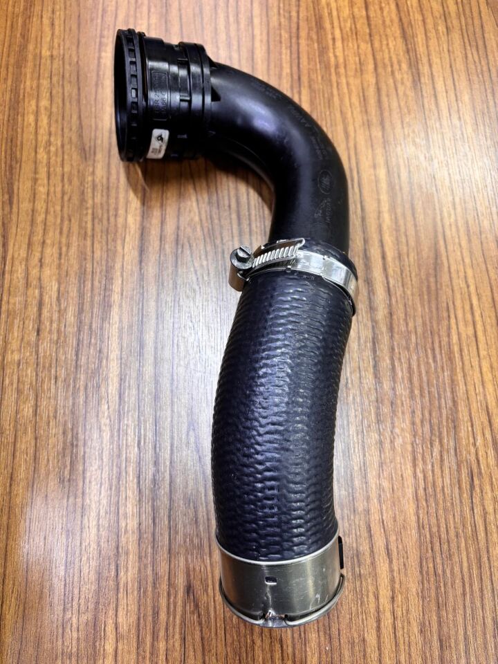 LR094179 - İNTERCOOLER HORTUMU 2.0 DZL. (NEW EVOQUE 19>) - Land Rover
