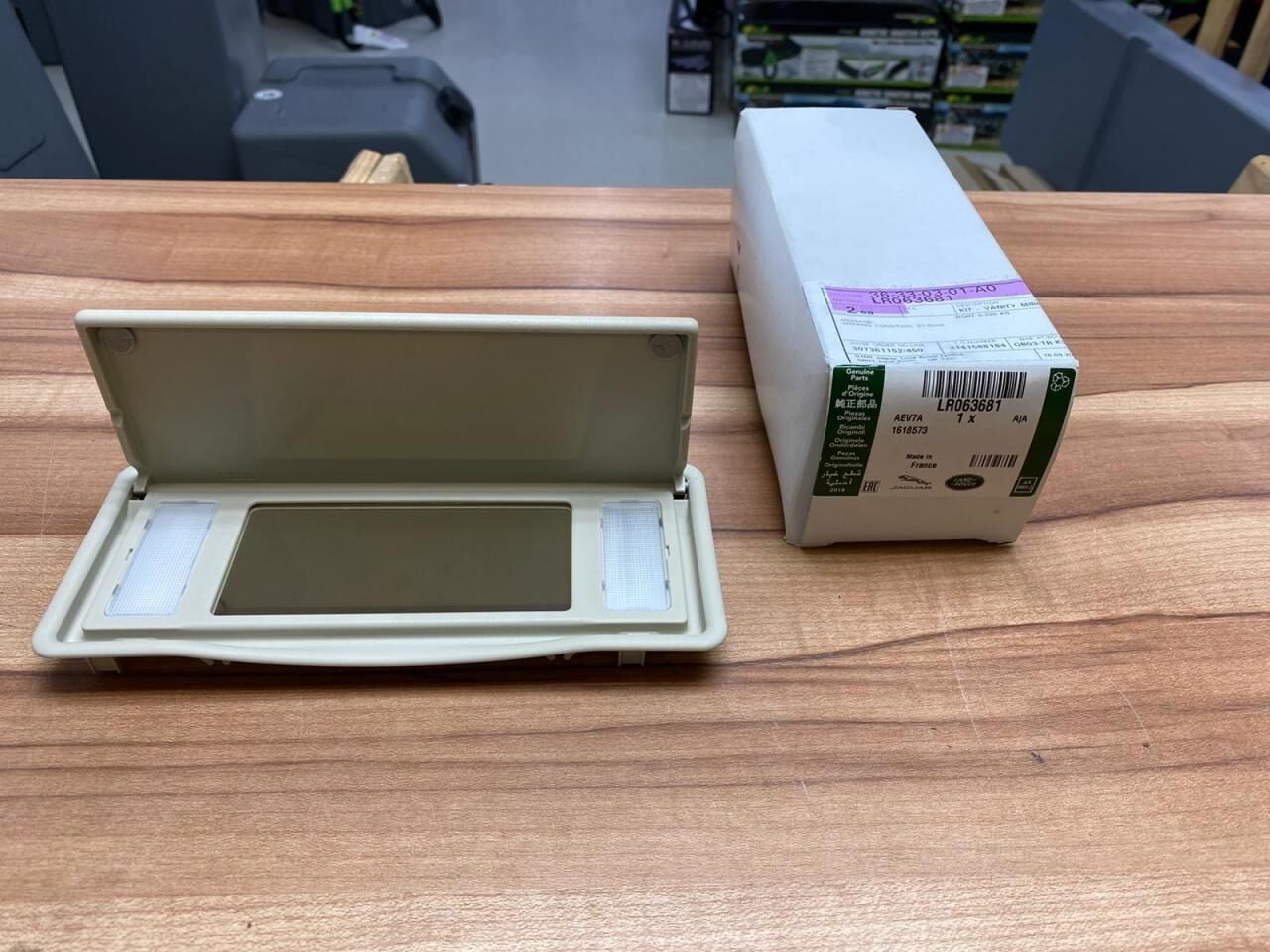 LR063681 - GÜNEŞLİK AYNA CAMI VE KAPAK KREM 3.0(SPORT) - Land Rover