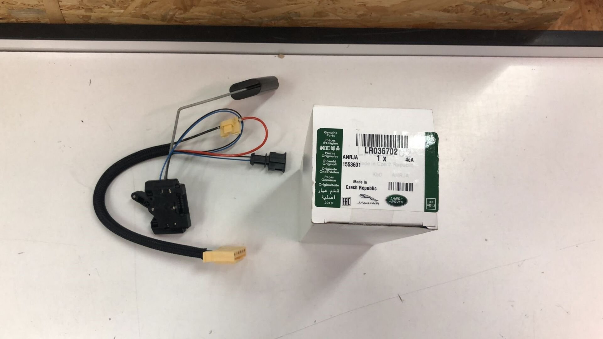 LR036702 - ŞAMANDIRA SAĞ (4.4LV8/VOGUE/SPORT) - Land Rover