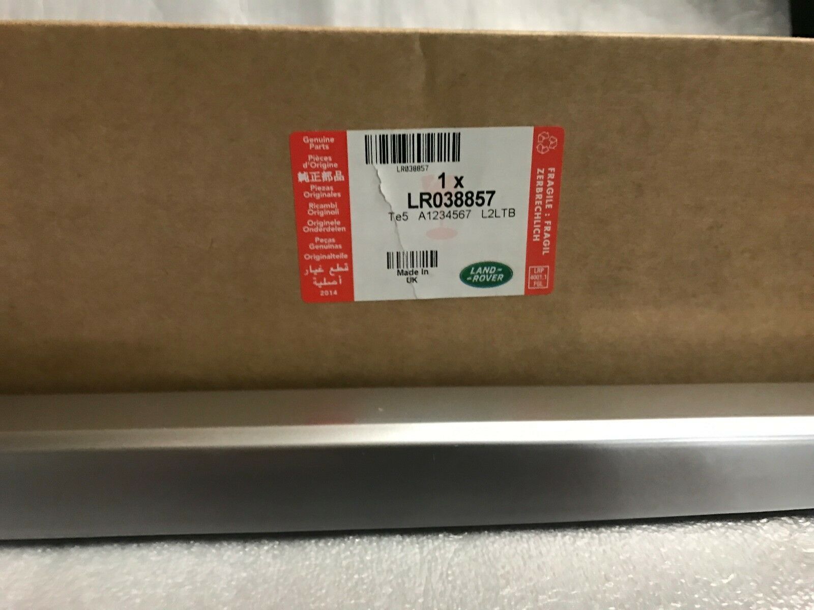 LR038857 - ARKA KAPI ALT ÇITA SAĞ (3.0L V6) - Land Rover