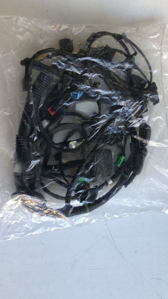 LR074519 - ÖN KAPI TESİSAT SAĞ (EVOQUE) - Land Rover