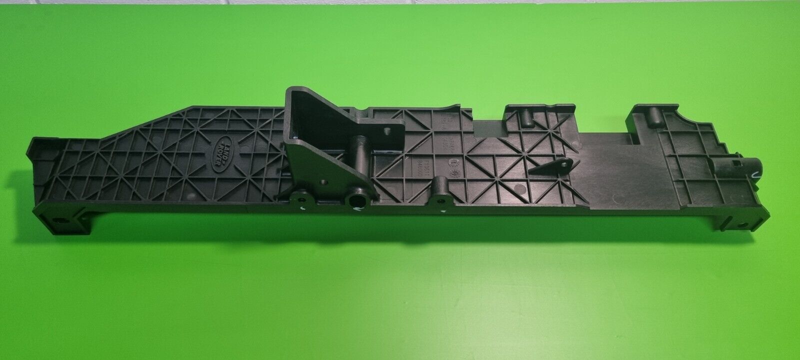 LR016145 - RADYATÖR YAN BRAKET SOL(3.0/NWD4) - Land Rover