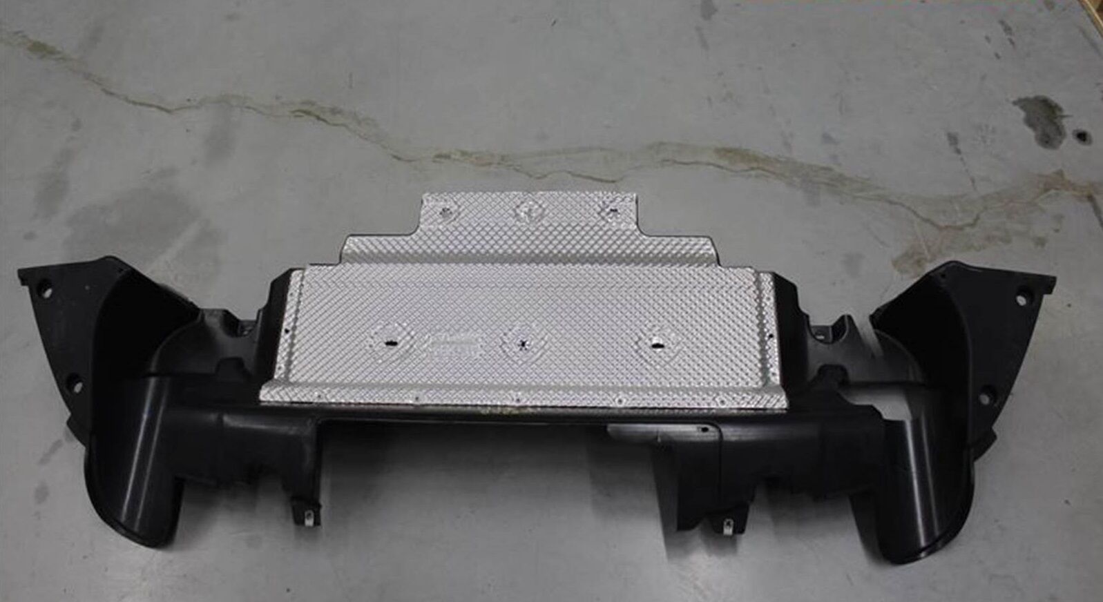 LR137500 - ARKA BAGAJ ALT KAPLAMASI (DİSC.SPORT) - Land Rover