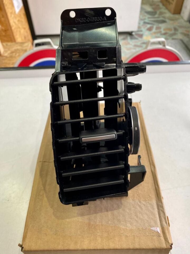 LR098233 - TORPİDO IZGARA SAĞ (DİSCOVERY 5) - Land Rover