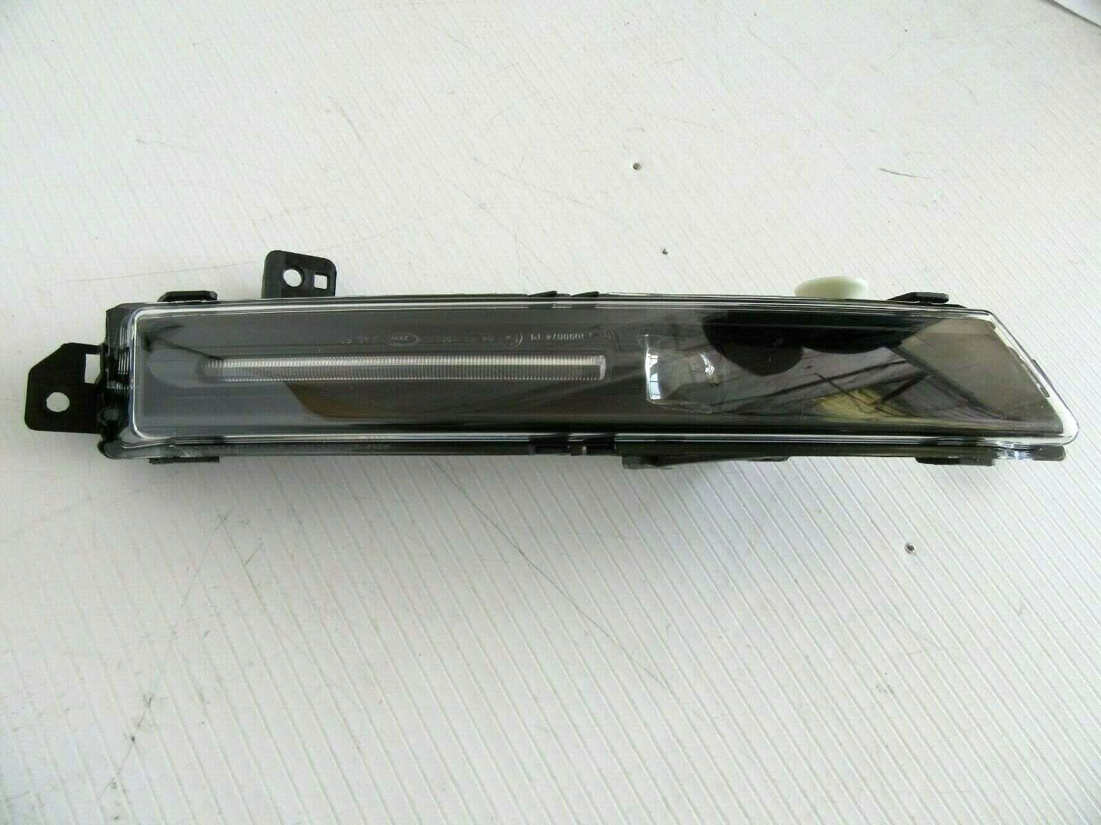 LR111099 - ÖN SİS FARI SAĞ (VELAR) - Land Rover