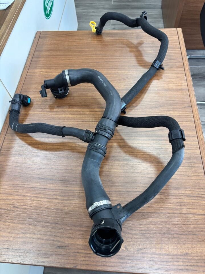 LR091653 - RADYATÖR SU SOĞUTMA HORTUMU 2.0 DZL. (VELAR) - Land Rover