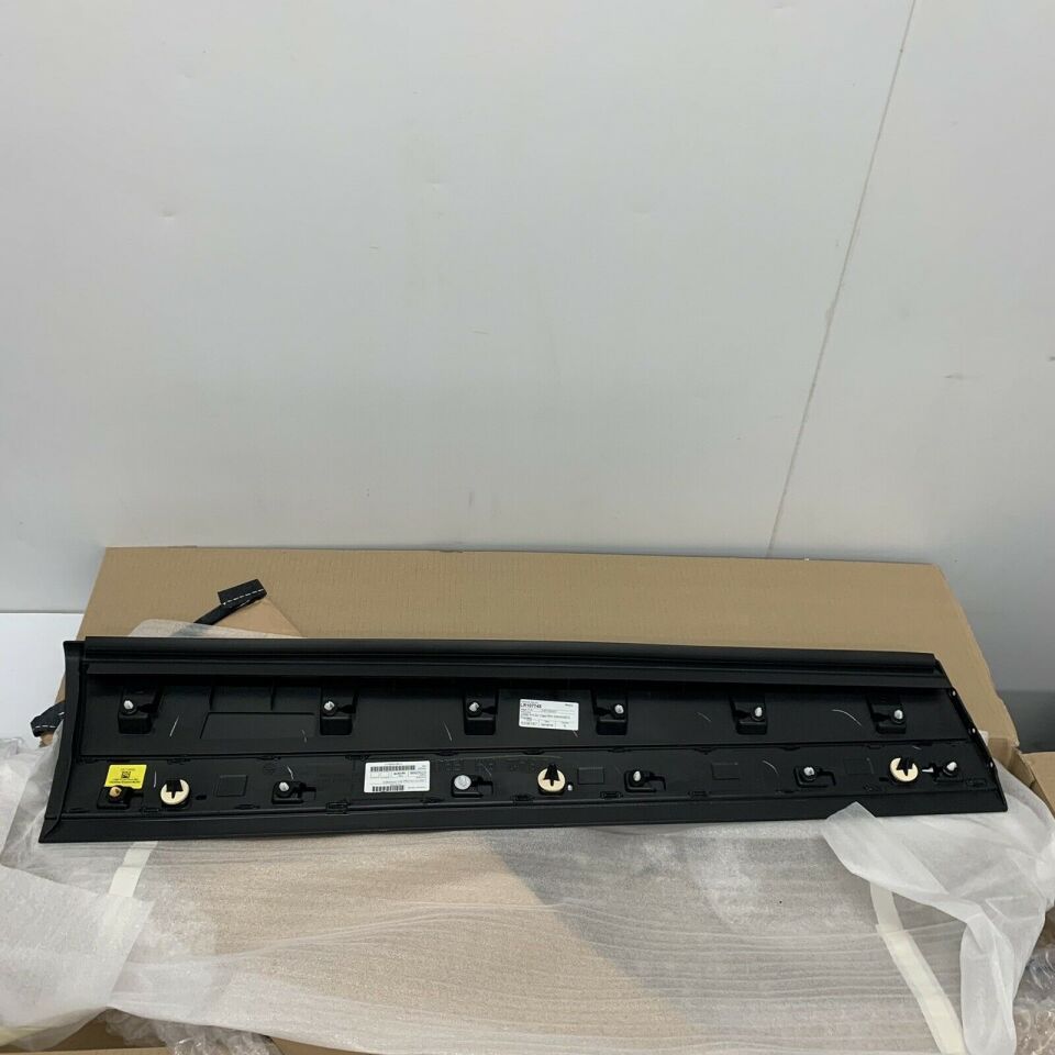 LR146630 - ÖN KAPI BAKALİTİ SAĞ (VELAR ) - Land Rover