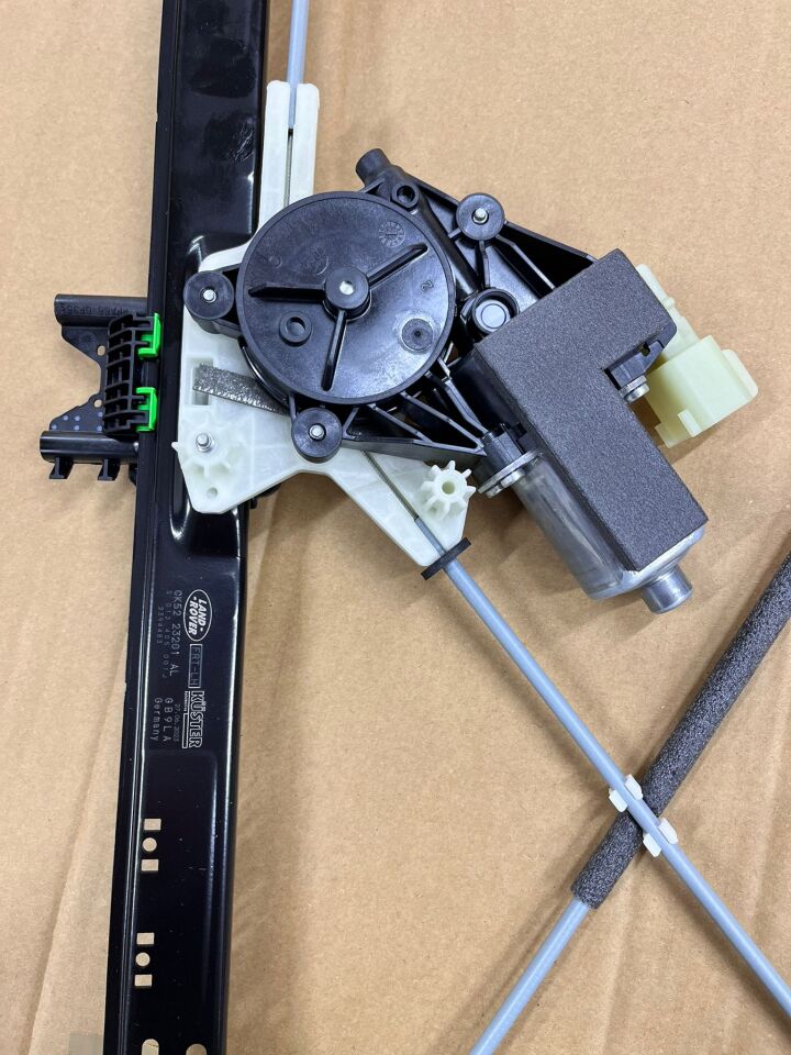 LR153950 - ÖN CAM KRİKO SOL (3.0L V6/VOGUE) - Land Rover