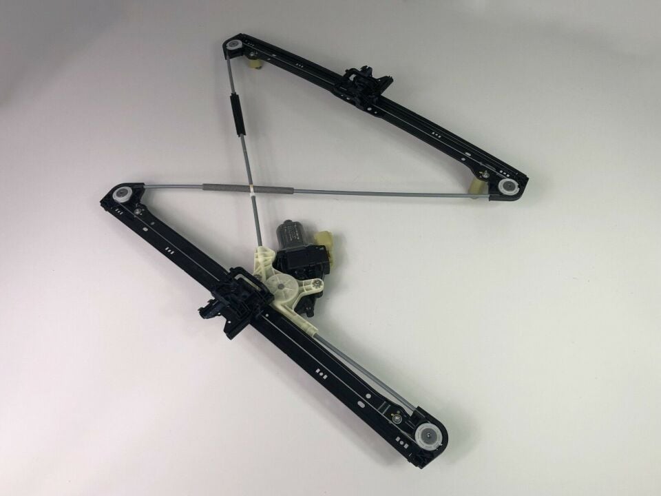 LR153950 - ÖN CAM KRİKO SOL (3.0L V6/VOGUE) - Land Rover