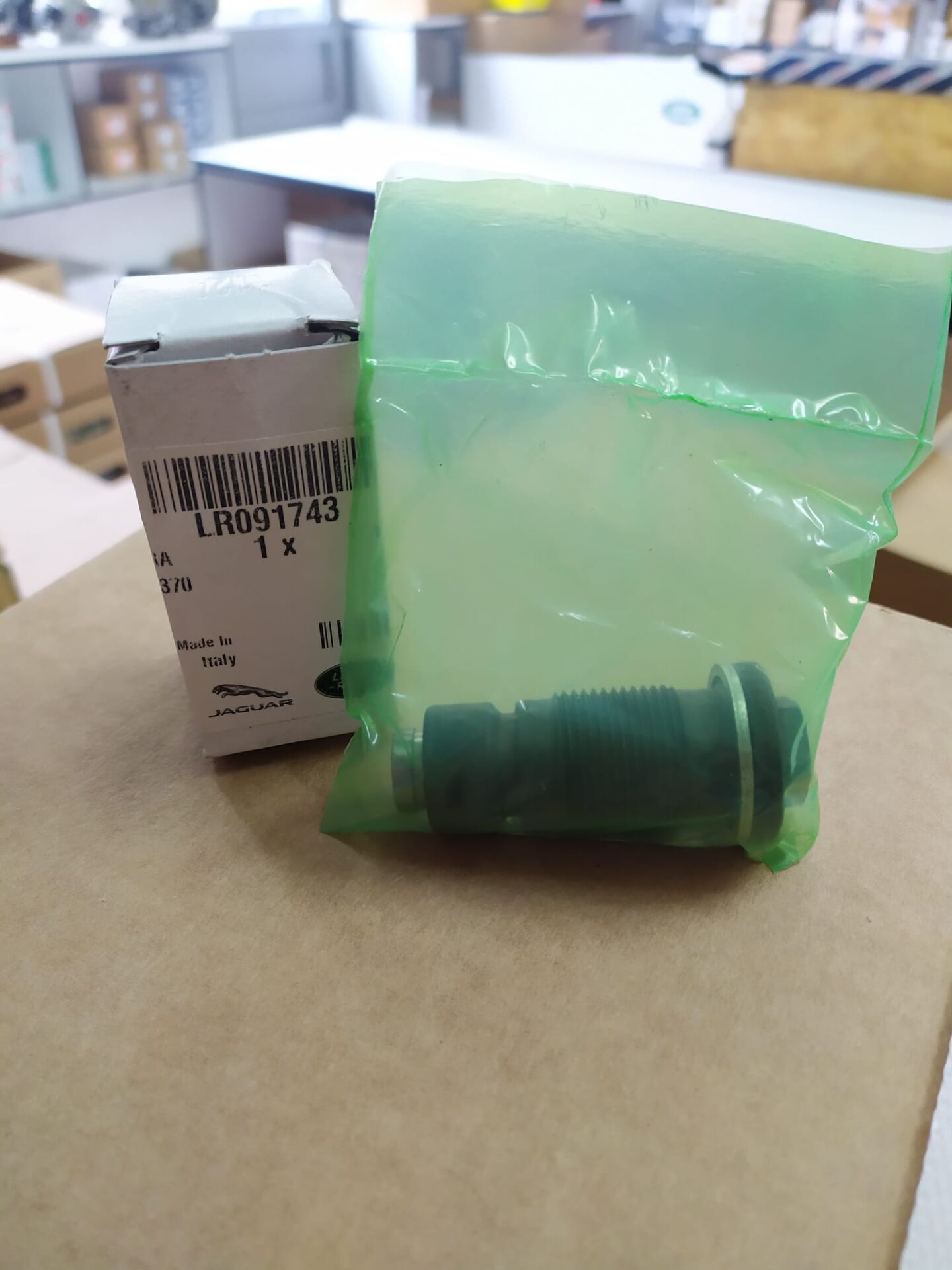 LR091743 - EGZANTRİK GERGİ ÜST(NEW DEF./DİSCOVERY SPORT/VELAR/2.0L Hİ PHEV) - Land Rover