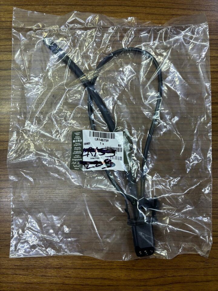 LR159229 - ÖN CAM FİSKİYE MEMESİ SOL (NEW EVOQUE) - Land Rover