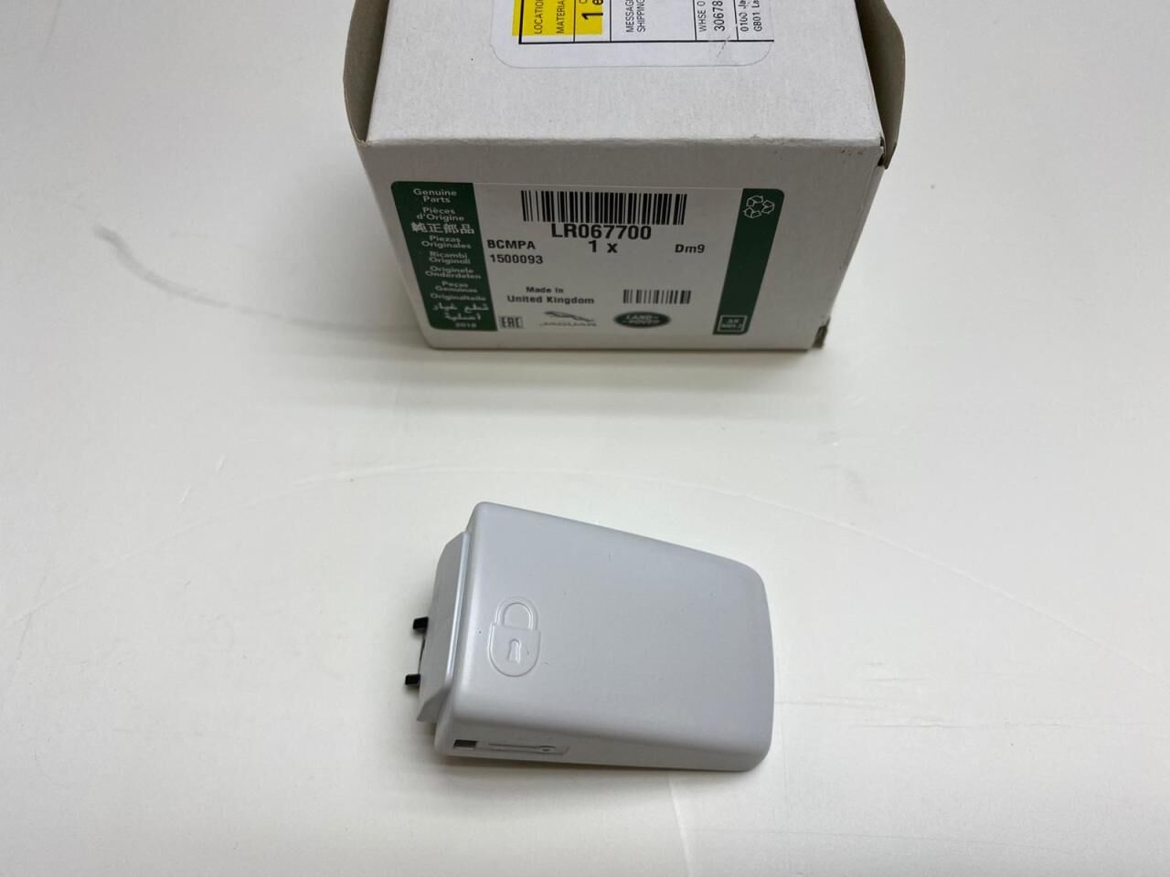 LR067700 - ÖN KAPI KOL BUTON SOL (3.0/NWD4) - Land Rover