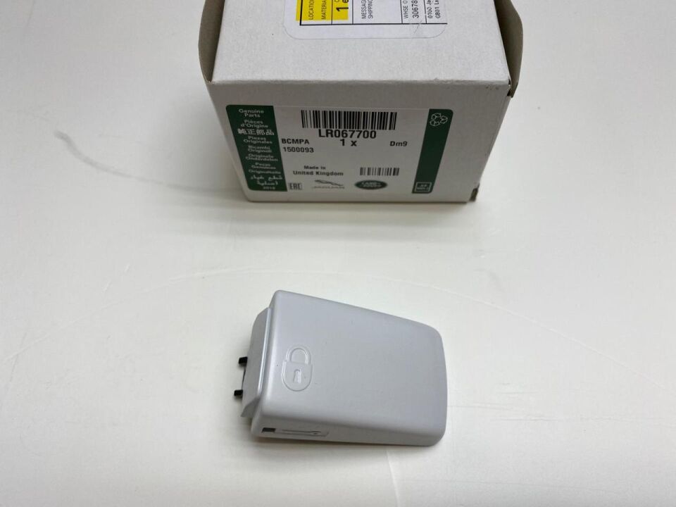 LR067700 - ÖN KAPI KOL BUTON SOL (3.0/NWD4) - Land Rover