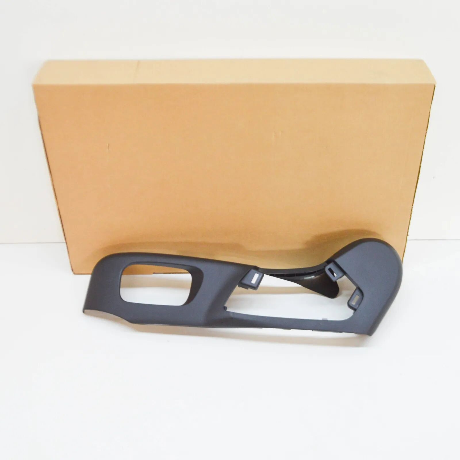 LR161678 - KOLTUK YAN BAKALİTİ SOL(DİSCO/5/RRS ) - Land Rover