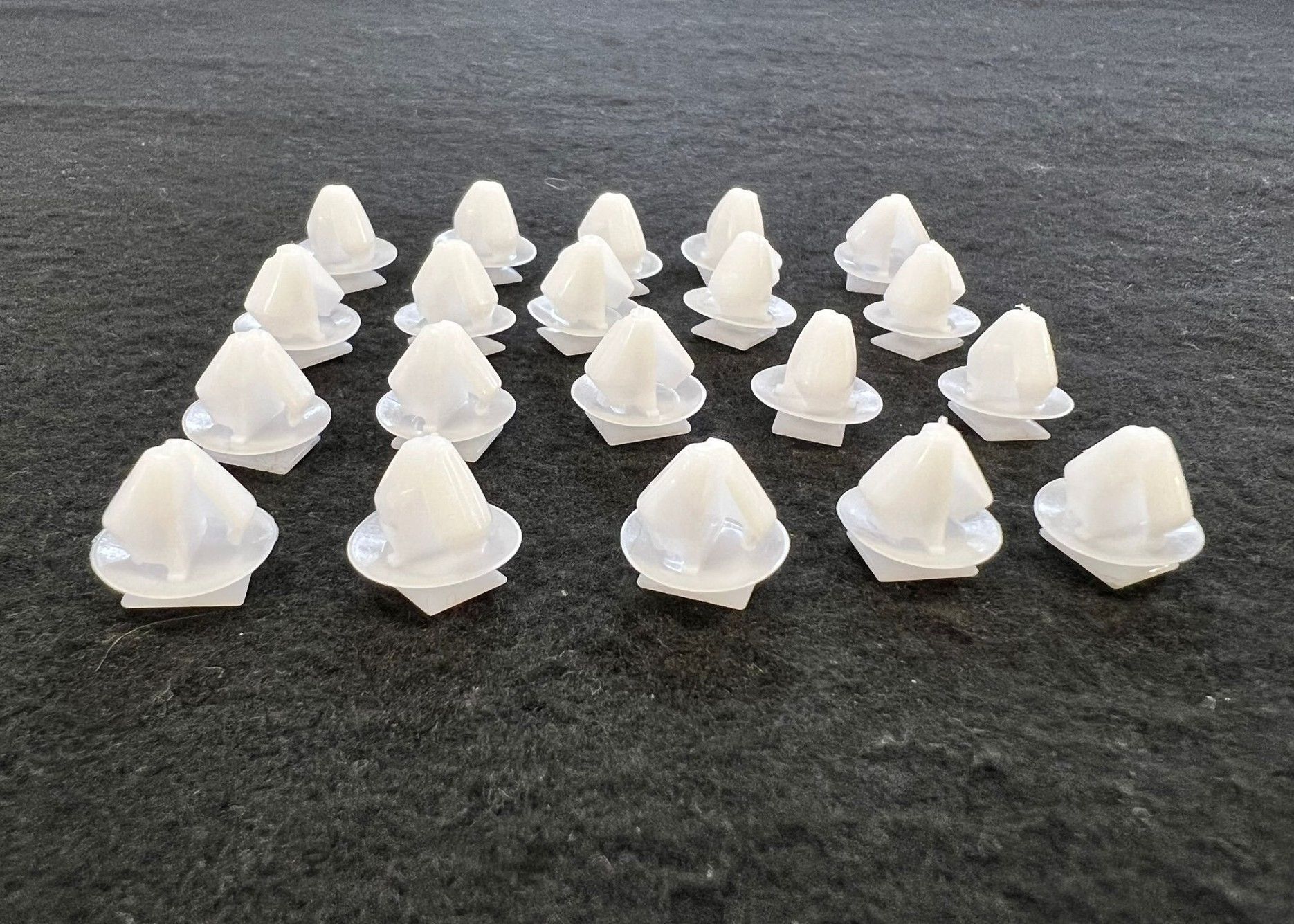 LR117109 - IZGARA KLİPSİ (3.0L V6) - Land Rover