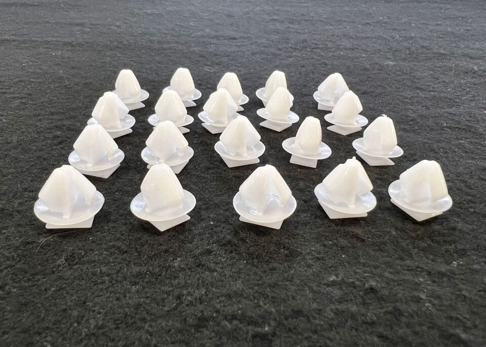 LR117109 - IZGARA KLİPSİ (3.0L V6) - Land Rover