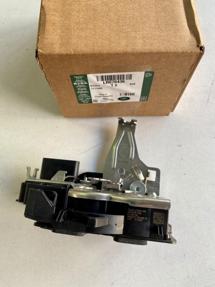 LR070436 - ÖN KAPI KİLİDİ SAĞ (DİSCO5/VELAR/DEF) - Land Rover