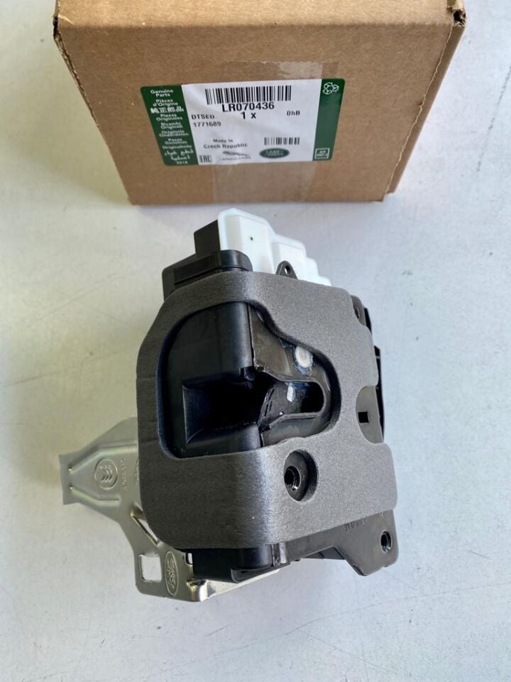 LR070436 - ÖN KAPI KİLİDİ SAĞ (DİSCO5/VELAR/DEF) - Land Rover