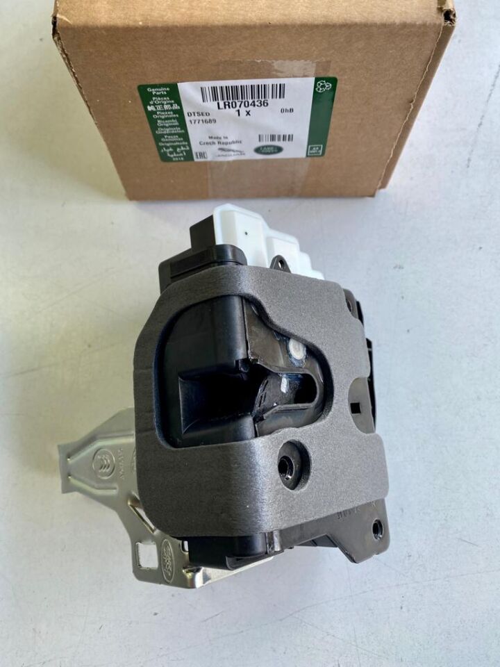 LR070436 - ÖN KAPI KİLİDİ SAĞ (DİSCO5/VELAR/DEF) - Land Rover