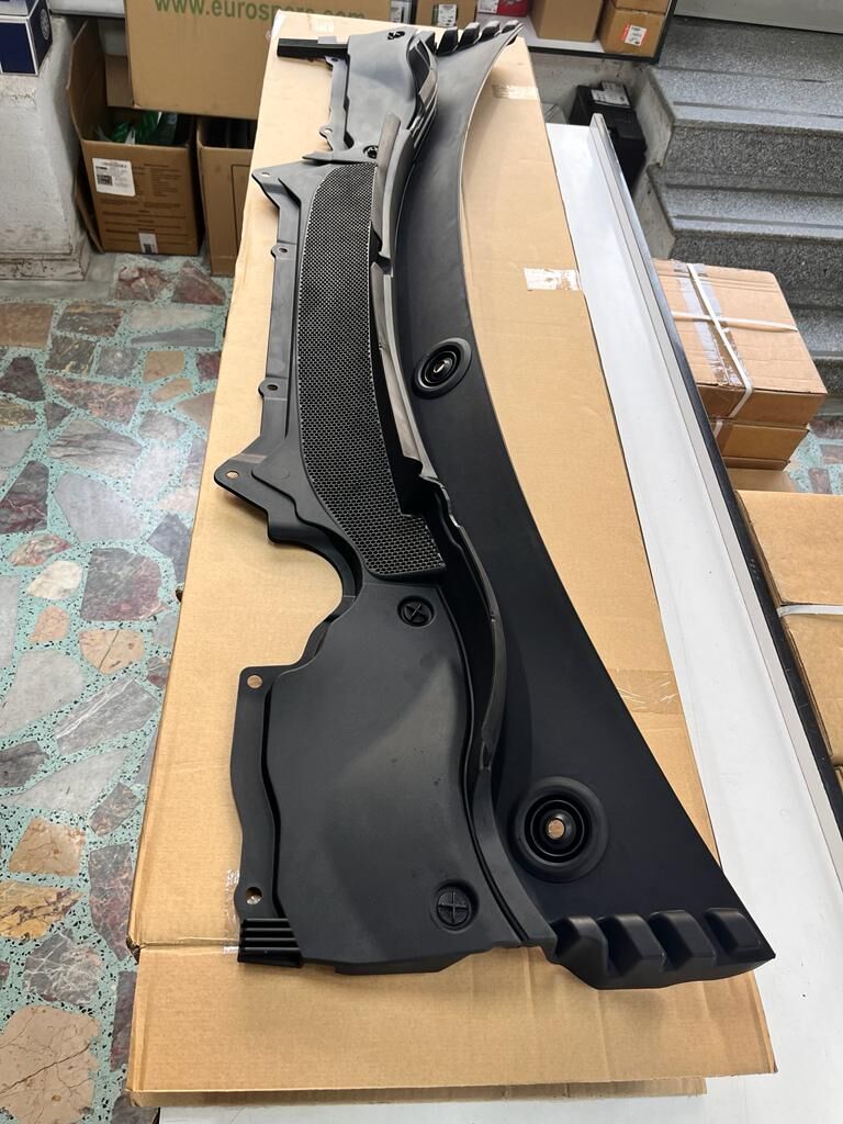 LR117925 - ÖN CAM ALT IZGARA (3.0L/DİSCO/5) - Land Rover