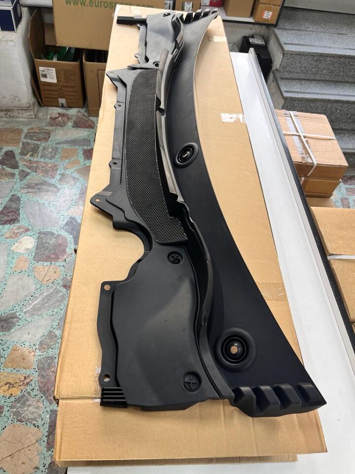 LR117925 - ÖN CAM ALT IZGARA (3.0L/DİSCO/5) - Land Rover