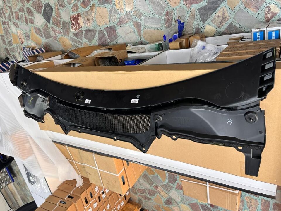 LR117925 - ÖN CAM ALT IZGARA (3.0L/DİSCO/5) - Land Rover