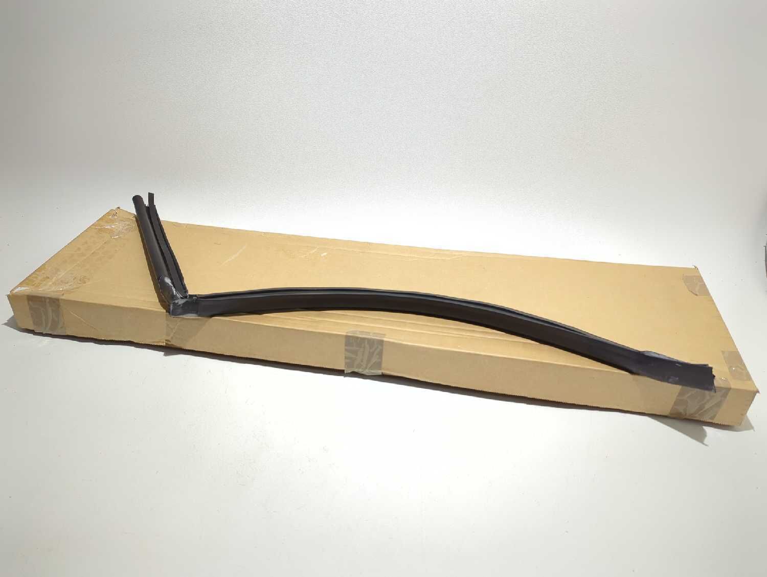 LR037762 - ARKA KAPI KÖŞE LASTİĞİ SOL (3.0/VOGUE) - Land Rover