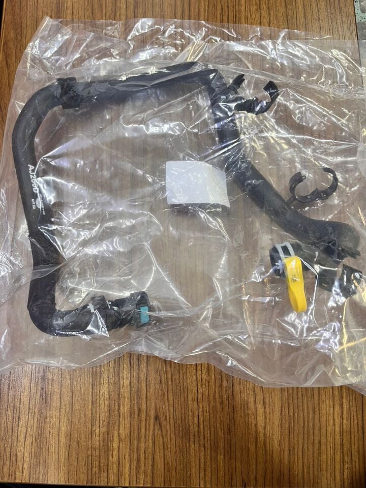 LR082263 - RADYATÖR SU ÇIKIŞ HORTUMU 2.0 DZL. (NEW DEF./DİSCS.S5/SPORT) - Land Rover