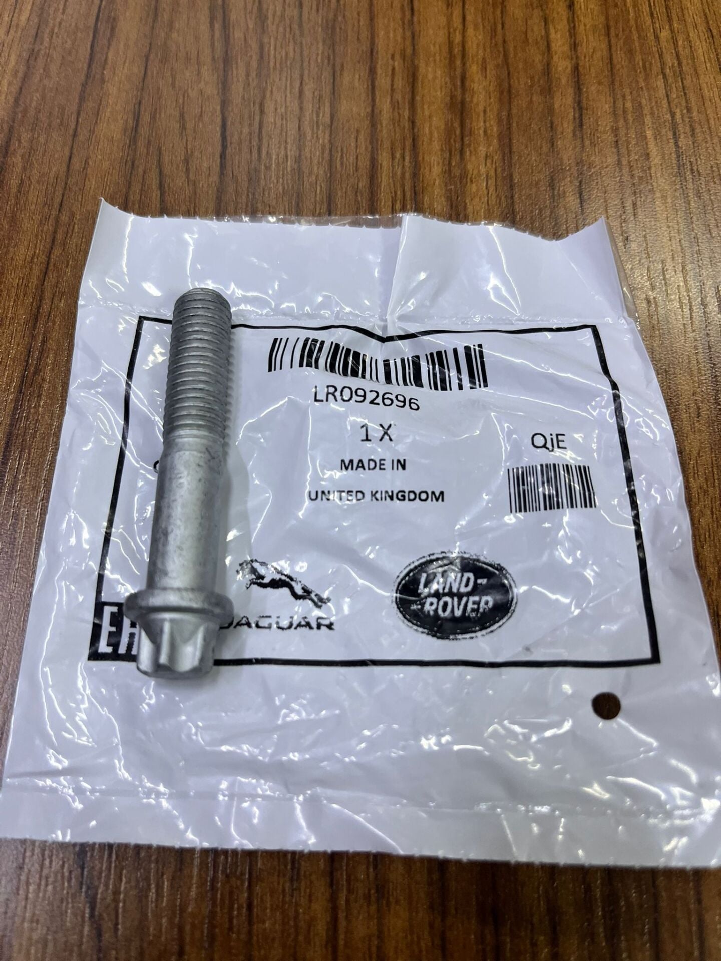 LR092696 - ARKA ŞAFT CİVATASI (VELAR) - Land Rover