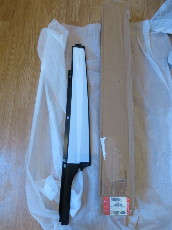 LR034047 - ARKA KAPI DİREK KAPLAMA-SAĞ( RR- 2015) - Land Rover