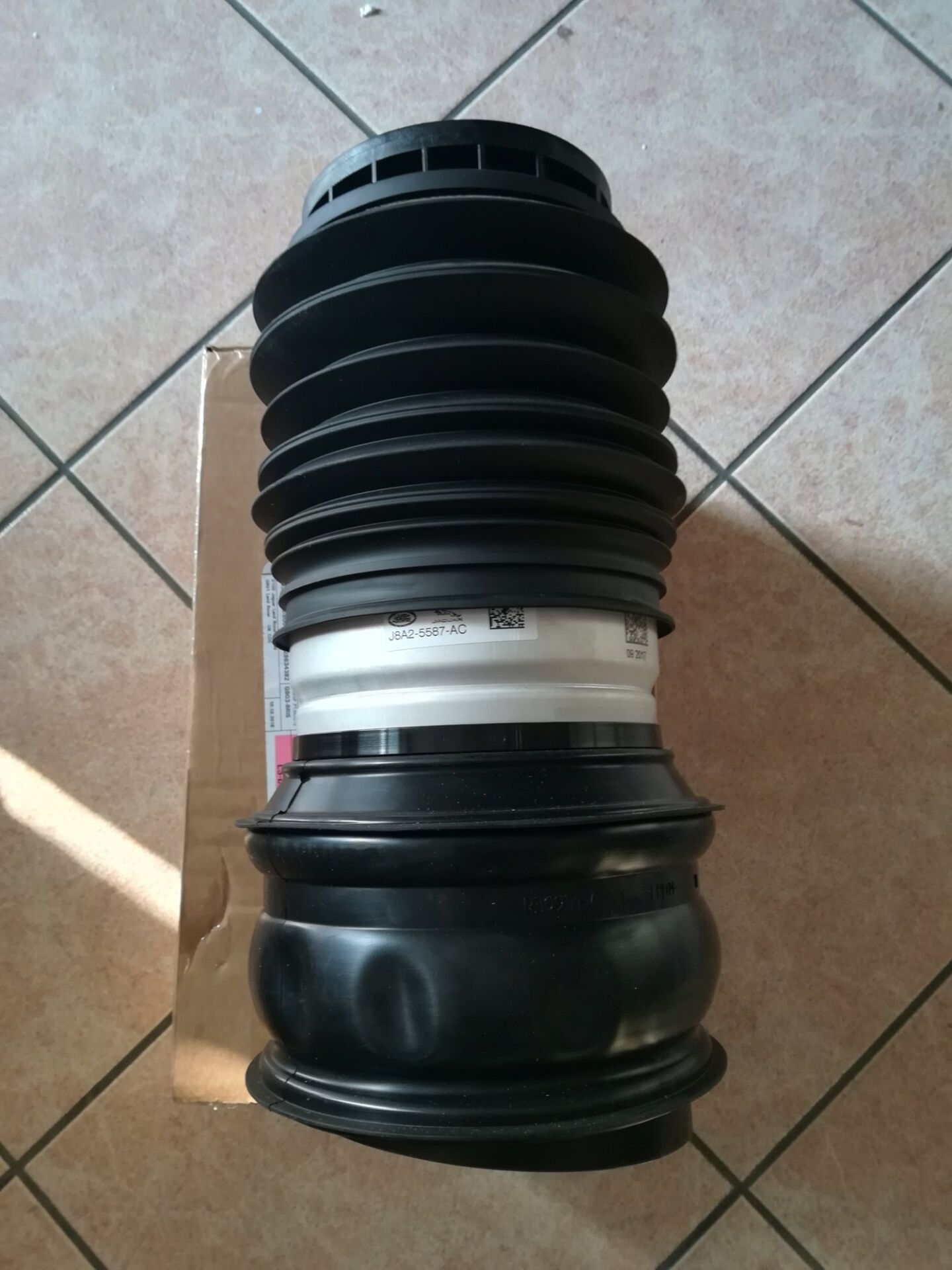 LR090654 - ARKA AMORTİSOR YAYI SOL (VELAR) - Land Rover