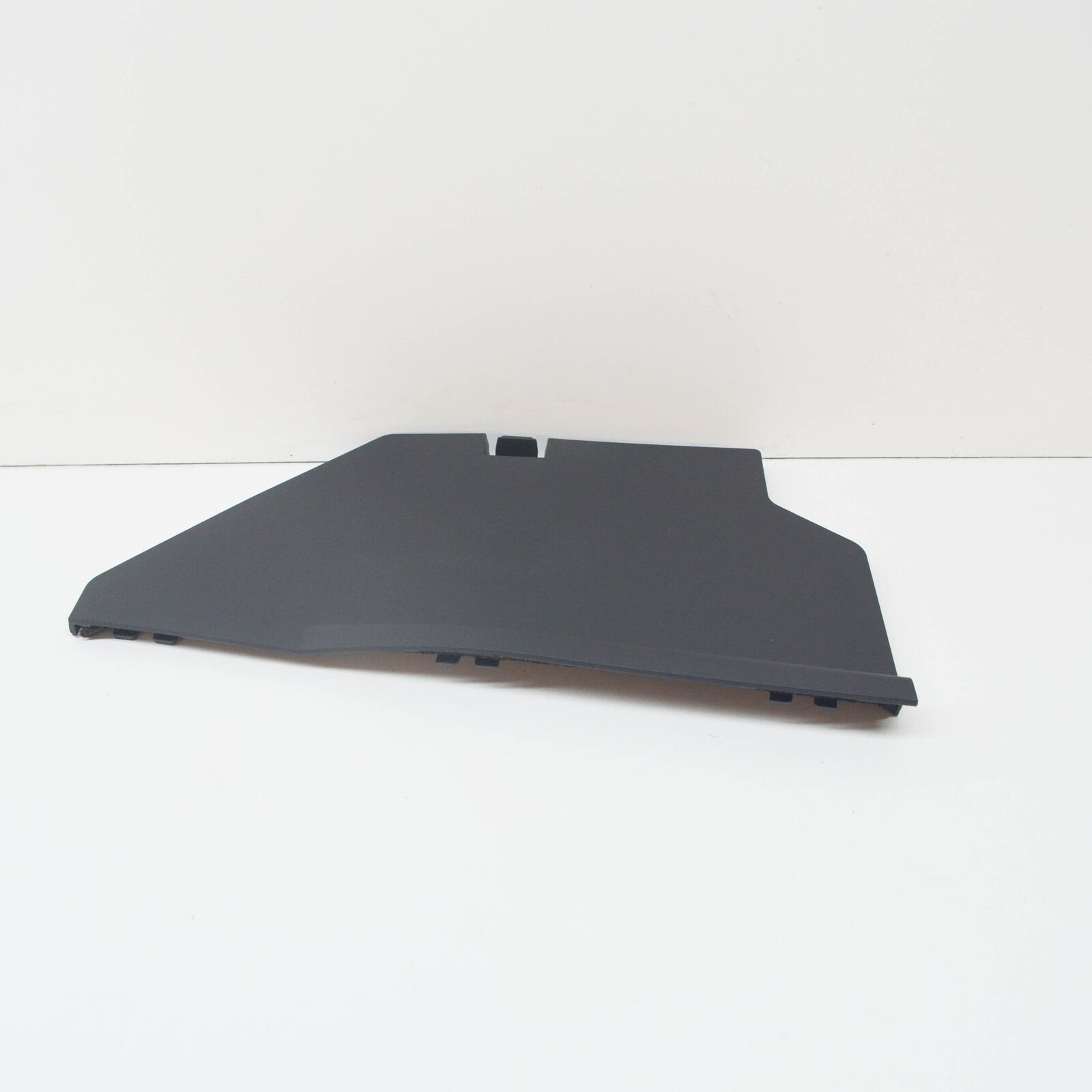 LR093085 - ÖN CAM ALT IZGARA KAPAĞI SAĞ (VELAR) - Land Rover