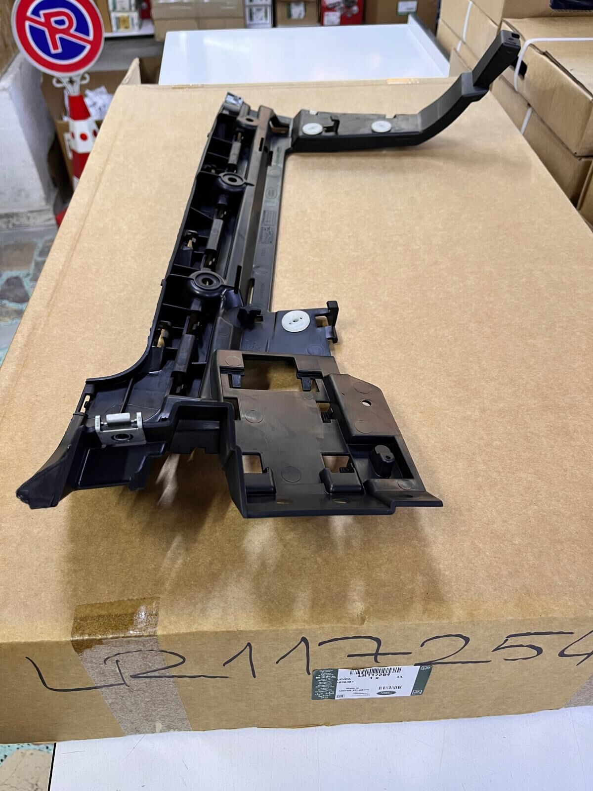 LR117254 - ARKA TAMPON BRAKETİ SOL (3.0L V6 VOGUE) - Land Rover