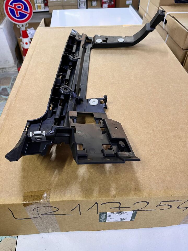 LR117254 - ARKA TAMPON BRAKETİ SOL (3.0L V6 VOGUE) - Land Rover