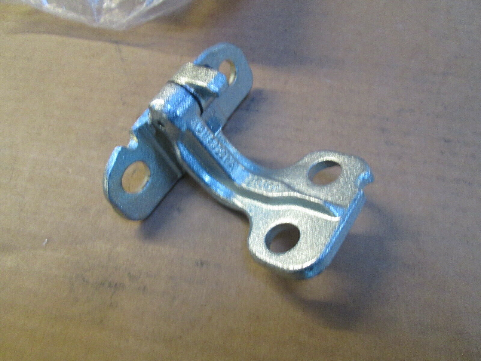 LR056346 - ÖN KAPI MENTEŞESİ ALT (2.2) - Land Rover