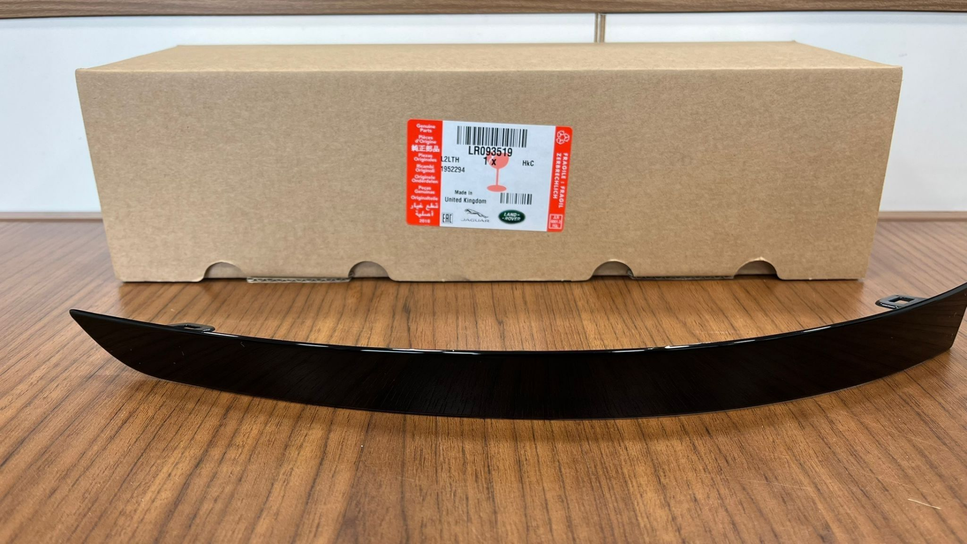 LR093519 - ÖN TAMPON ÇITASI SOL (VELAR) - Land Rover