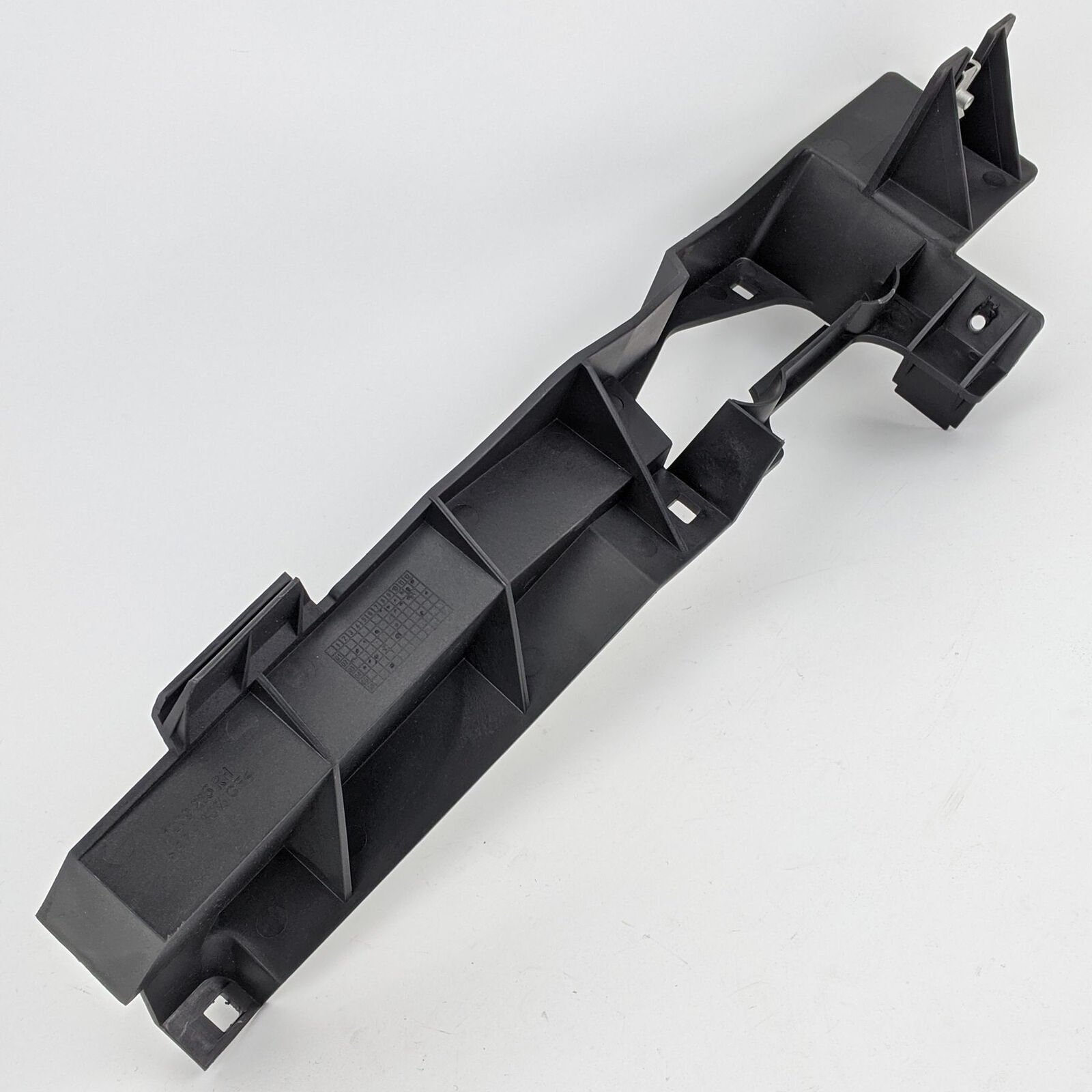 DPN000021 - ÖN TAMPON İÇ BRAKETİ SAĞ (3.0) - Land Rover