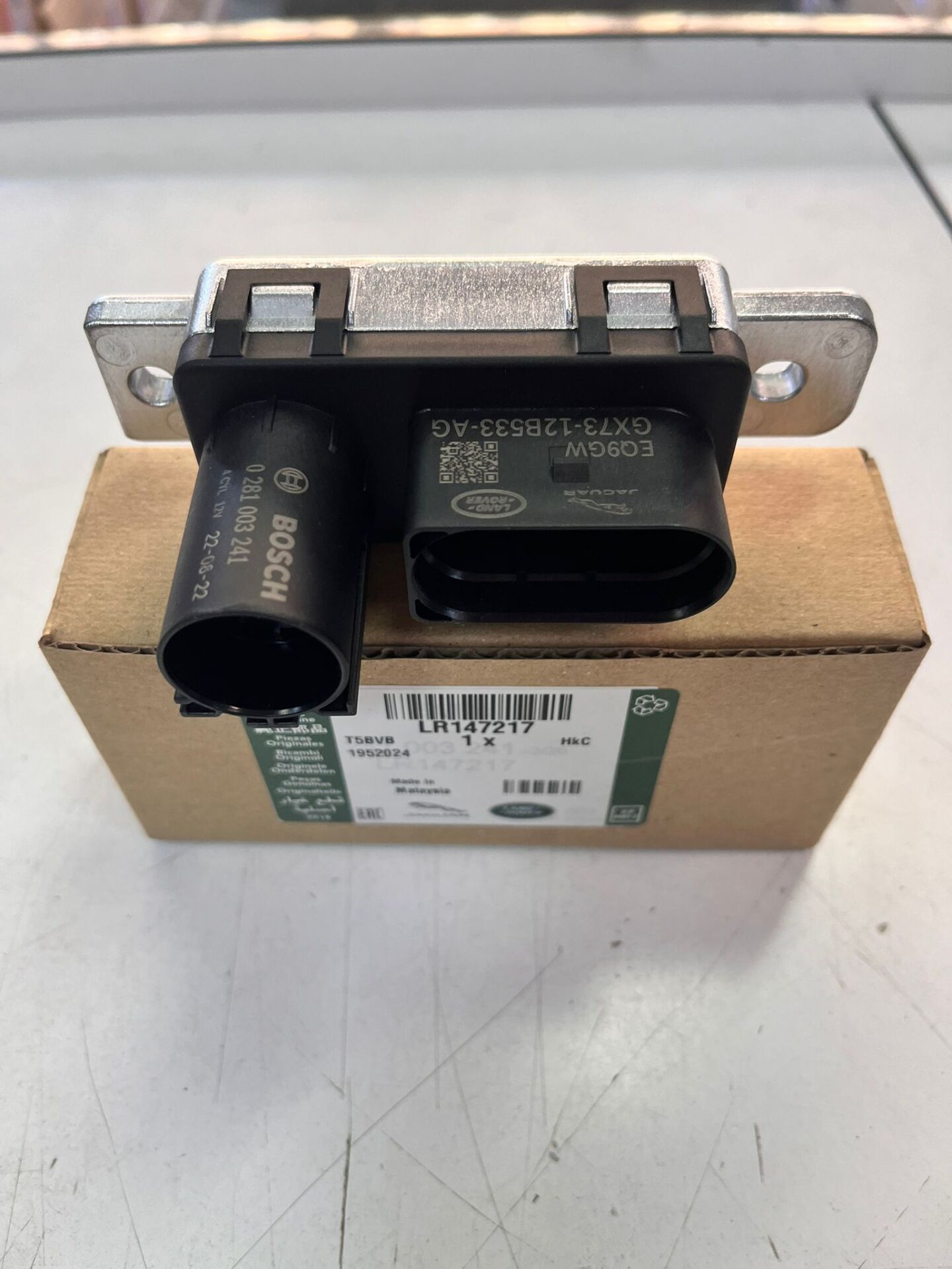 LR147217 - ISITMA BUJİ RÖLESİ (2.0L/VELAR) - Land Rover