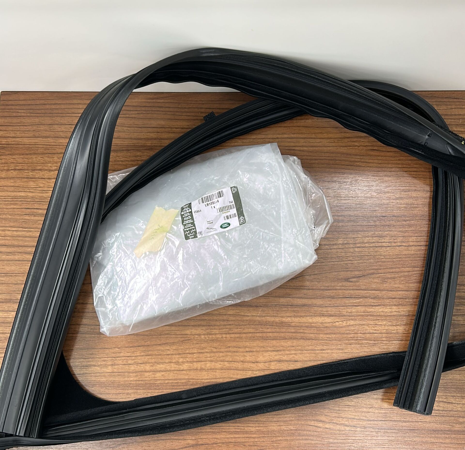 LR189314 - ÖN KAPI CAM İÇ FİTİLİ SOL (NEW VOGUE 22>) - Land Rover