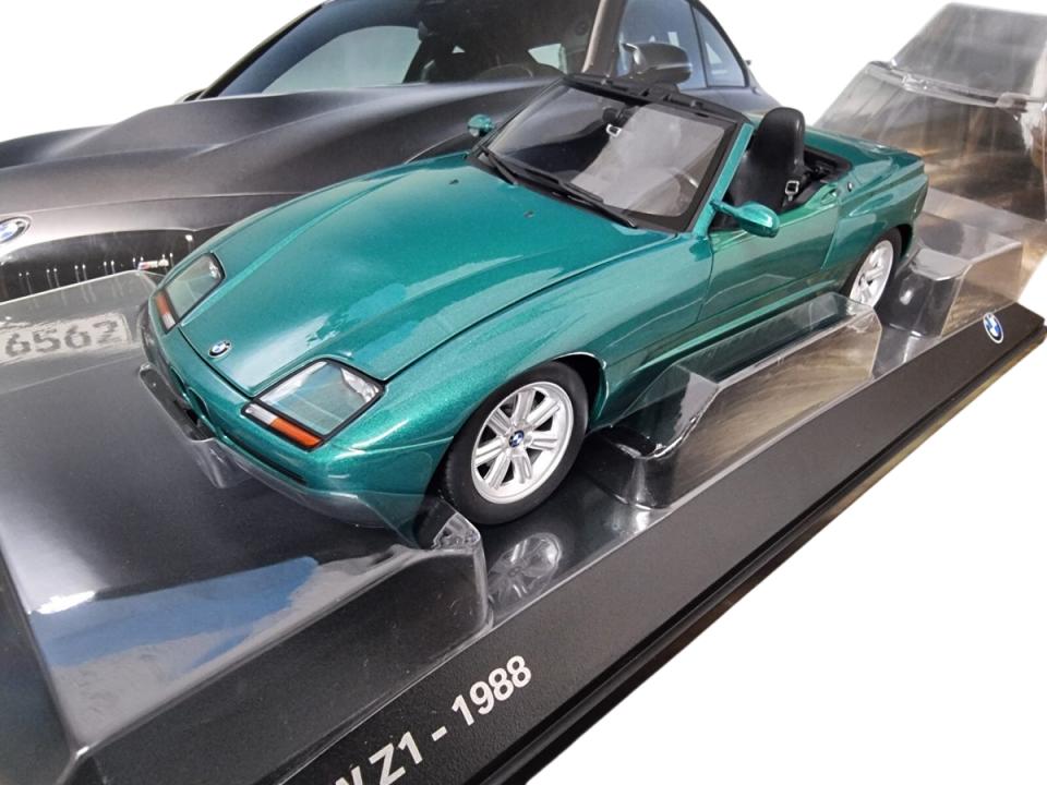 80435B5D025 - BMW Z1 (E30) MODEL ARAÇ | 1:18 / YEŞİL - BMW Group