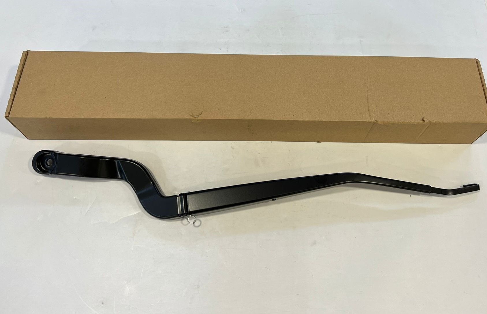 LR076843 - ÖN SİLECEK KOLU SOL (3.0L V6) - Land Rover