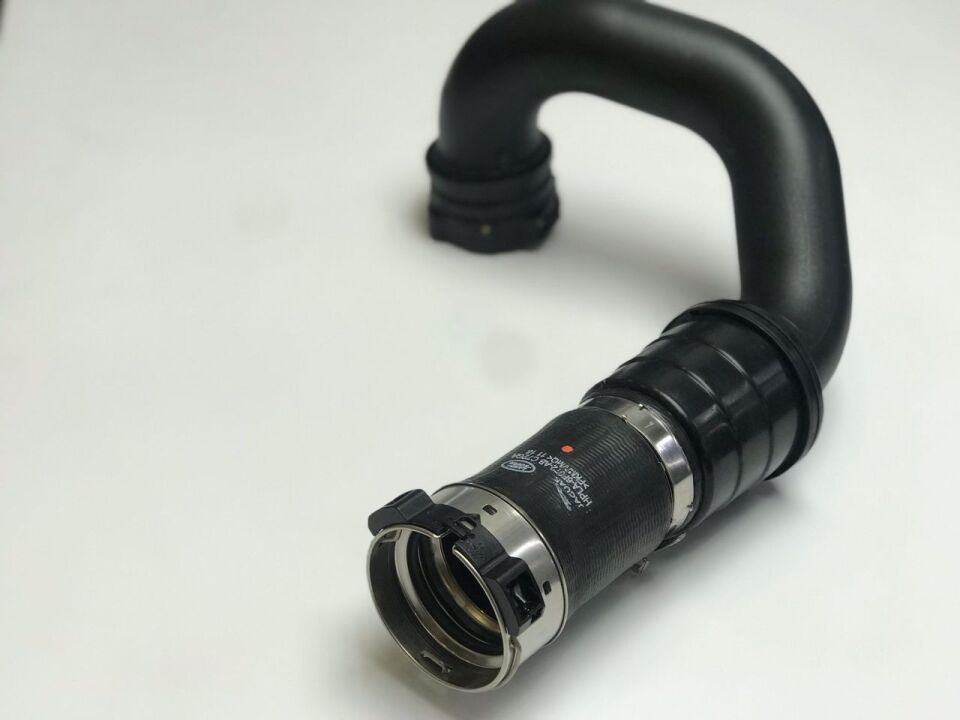 LR082427 - İNTERCOOLER/TURBO BORU(DİSCO-5/RRS/NEW DEF.) - Land Rover