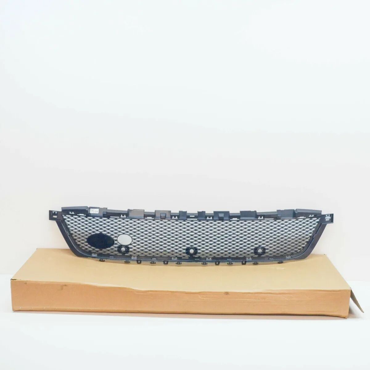 LR142863 - ÖN TAMPON ALT IZGARASI (VELAR) - Land Rover